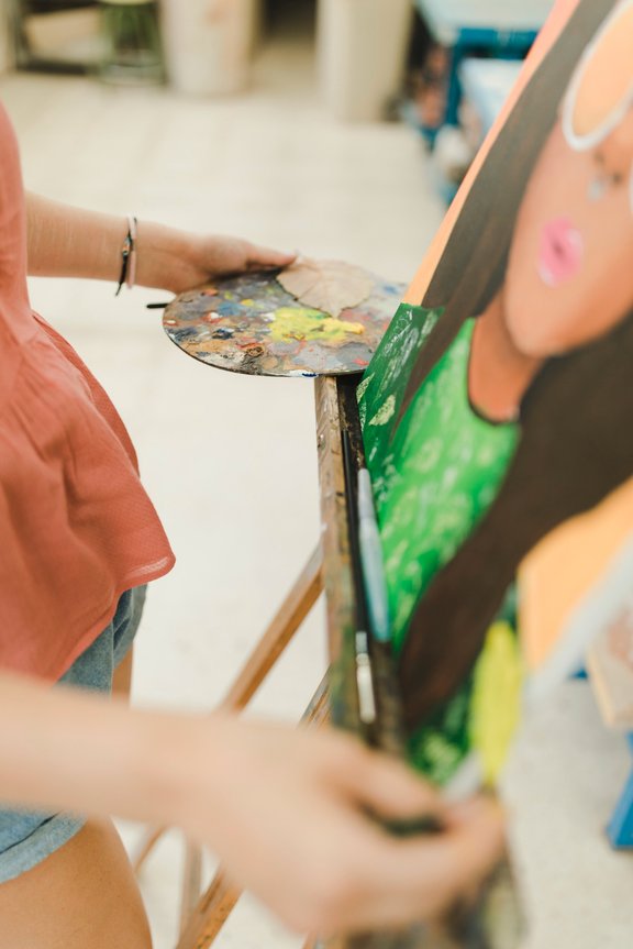 close-up-woman-s-hand-painting-with-oil-paint-easel