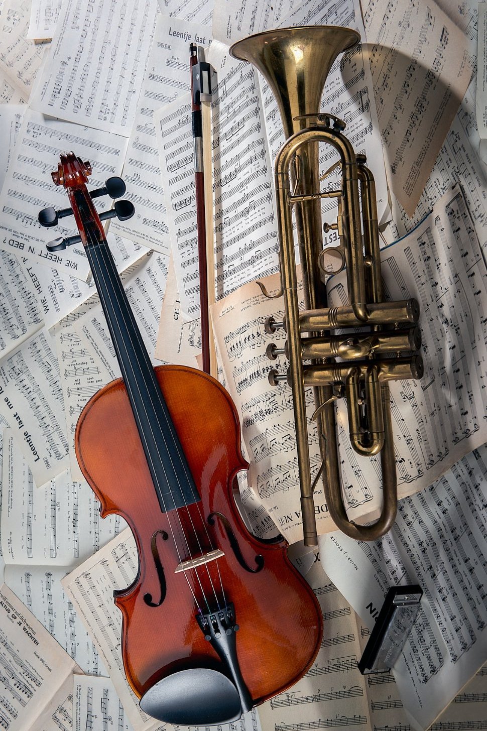 closeup-violin-trumpet-note-sheets-lights